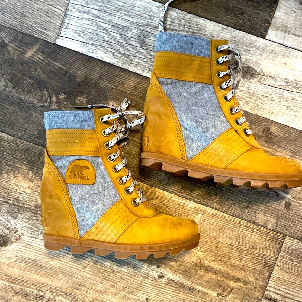 SOREL LEXIE WEDGE BOOTS SIZE 8😍😍😍😍